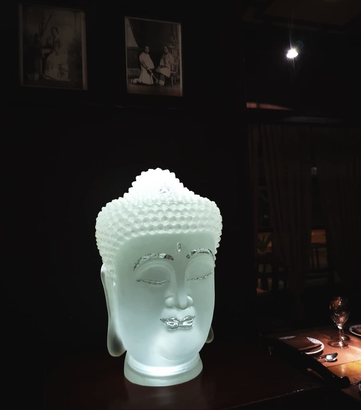 Cabeza de buda iluminada